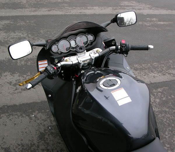 [Image: GSX1300R_08_CK.jpg]