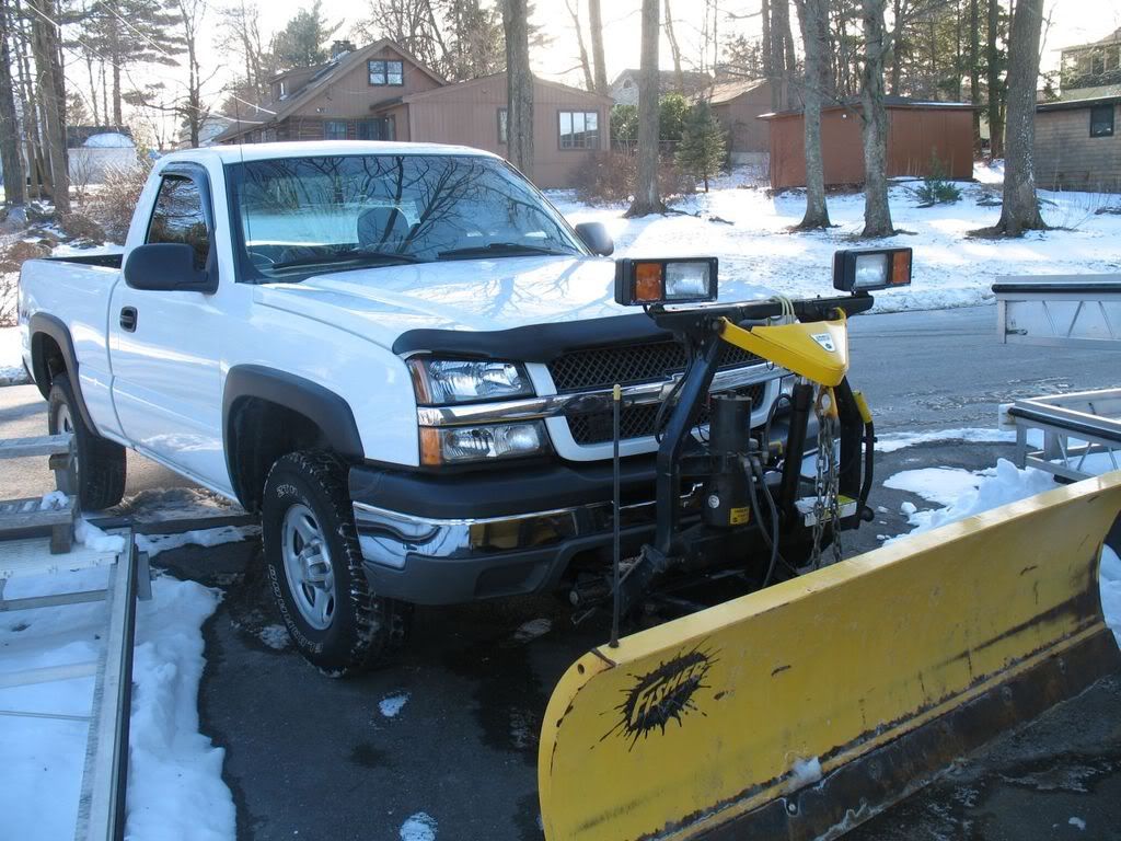 2003 Chevy Silverado 1500 reg. cab/short bed/4x4/MM2 PLOW!!!