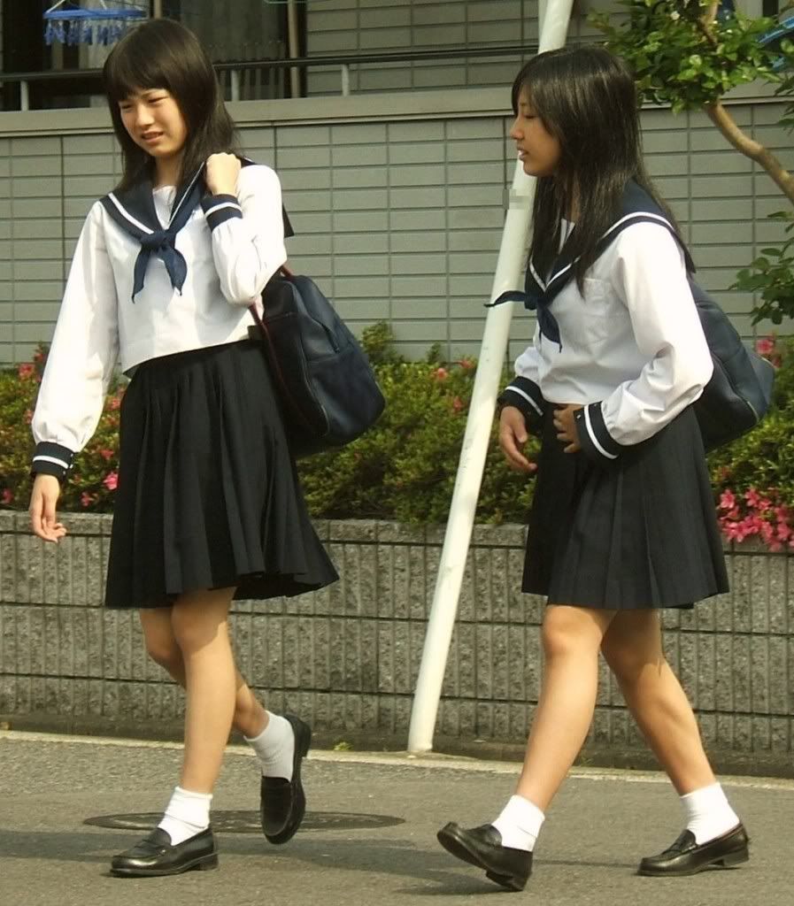 JapanSchoolgirls1.jpg