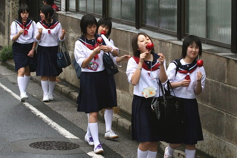JapanSchoolgirls10.jpg