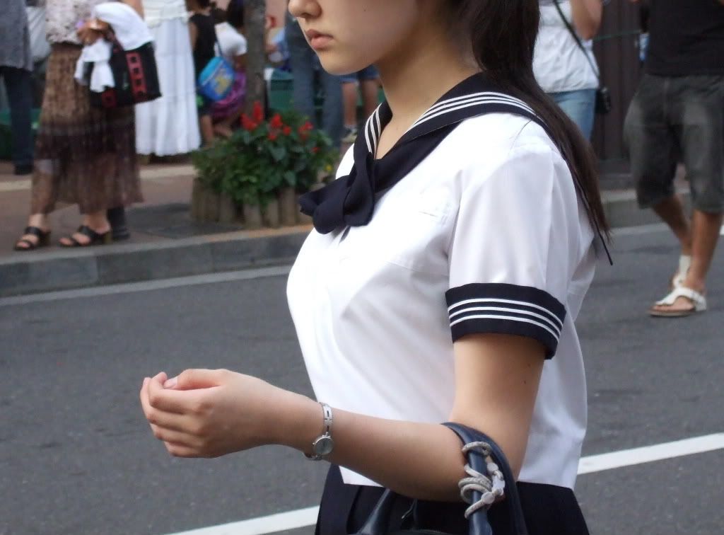 JapanSchoolgirls15.jpg